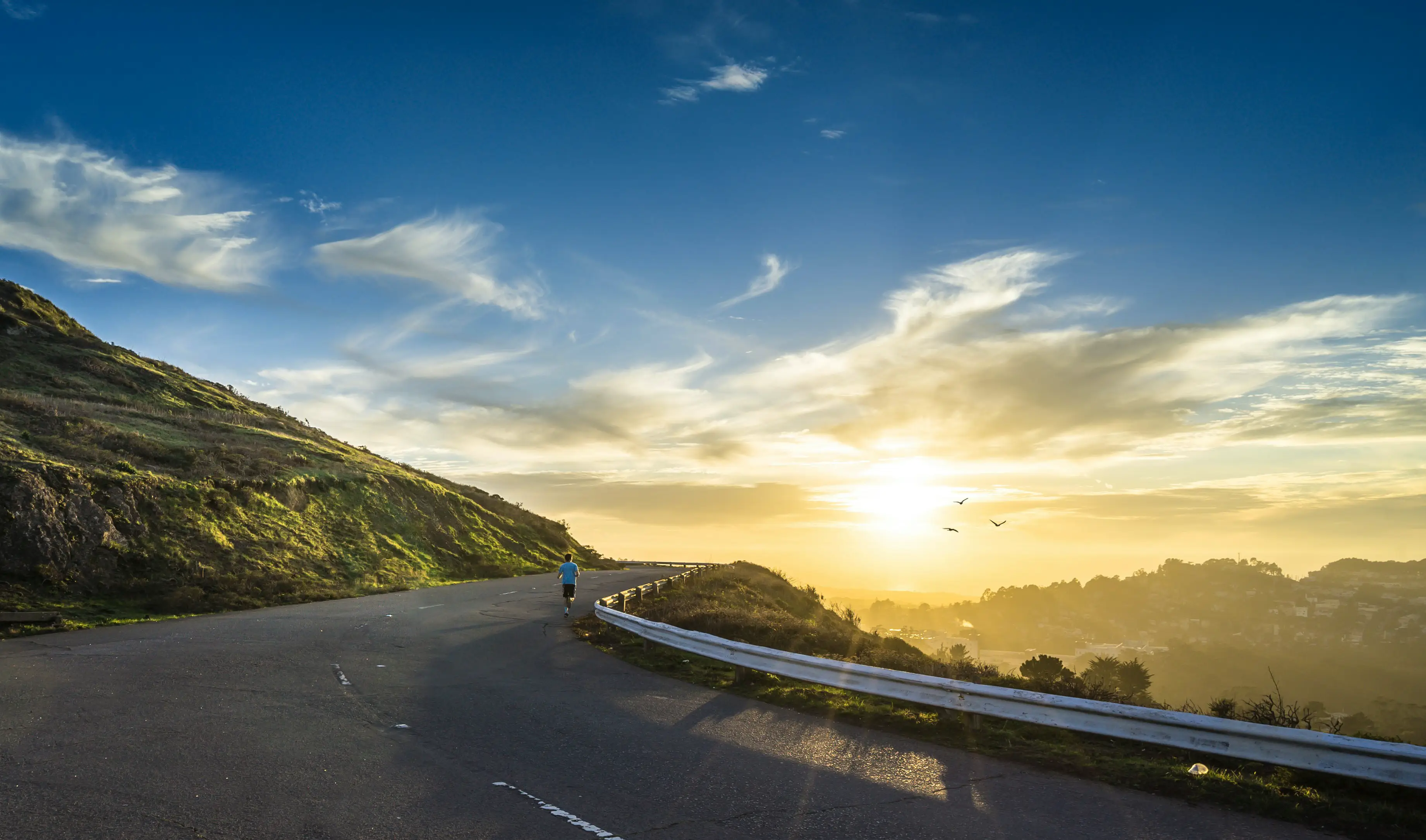 未来へ続く道と広がる空